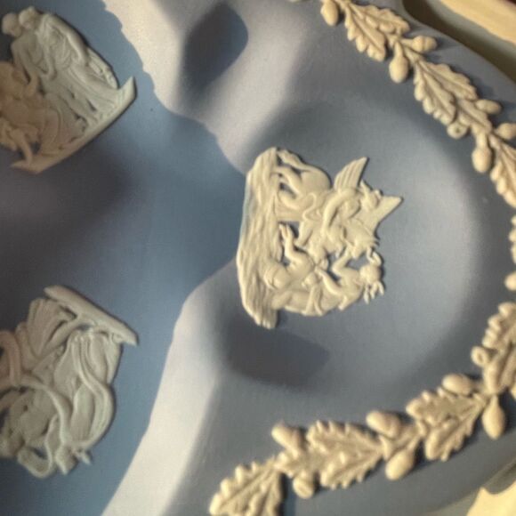 Wedgwood Blue Jasper Vintage Clover Shaped Trinket Dish in Original Box - Picture 4 of 14